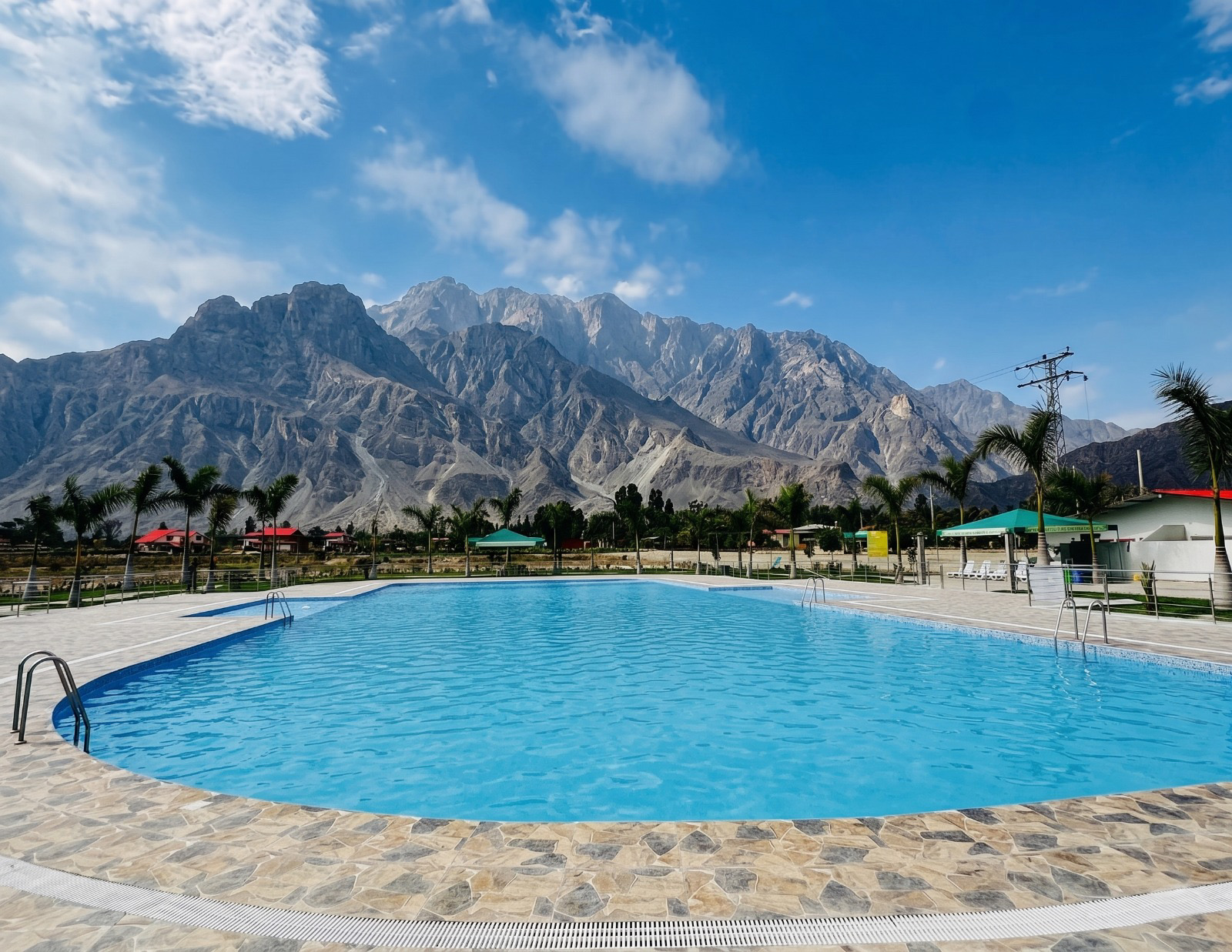 Piscina y jardines